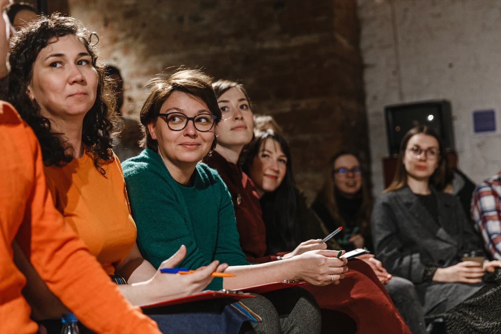 Участники внимательно следят за обсуждением