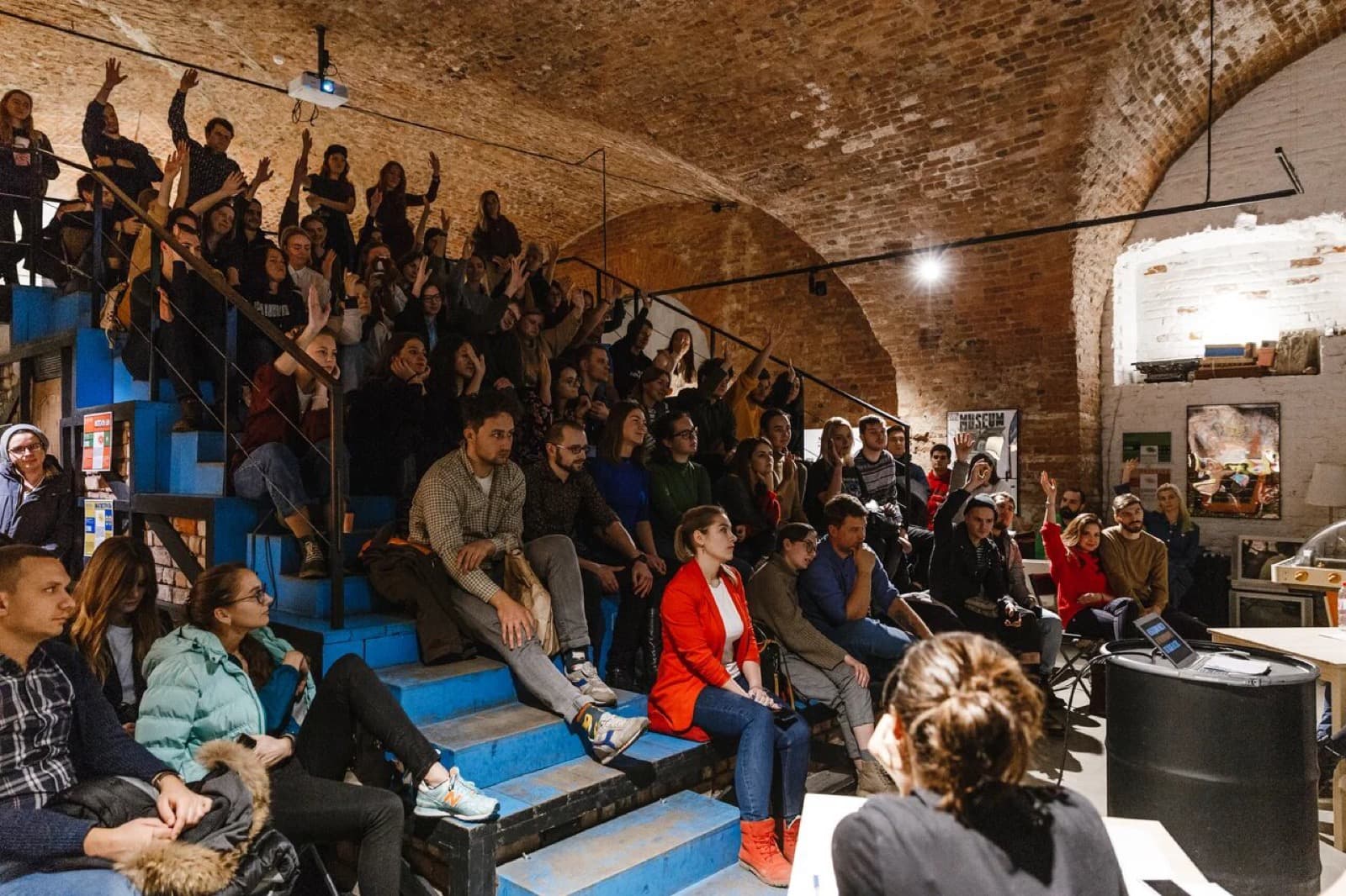 Аудитория активно включается в обсуждение и поднимает руки