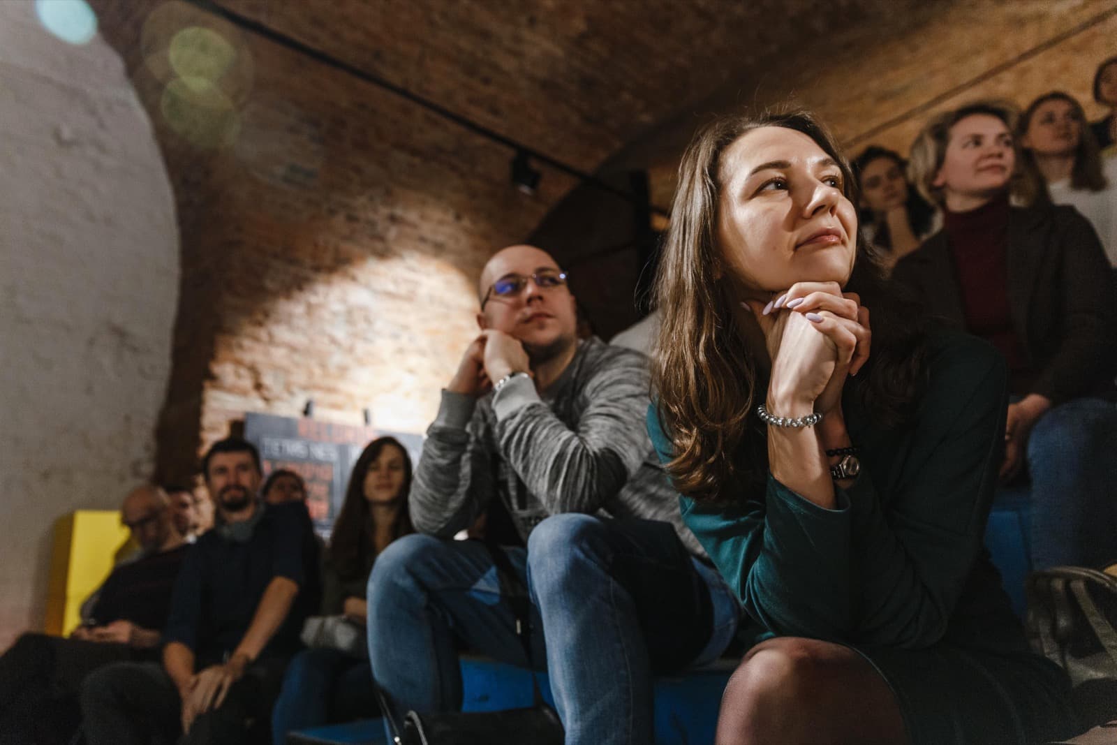 Участники слушают разбор и держат фокус на спикере