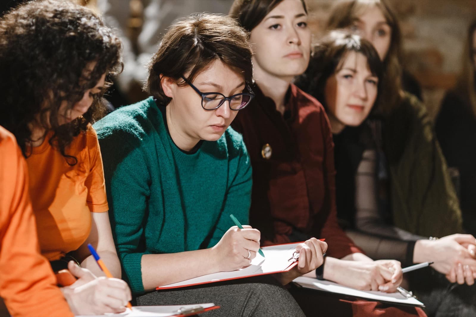 Участница фиксирует ключевые мысли во время занятия