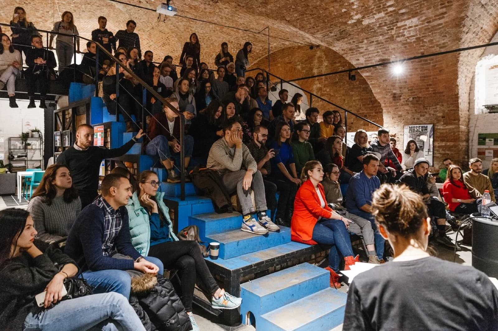 Участники практикума внимательно слушают разбор